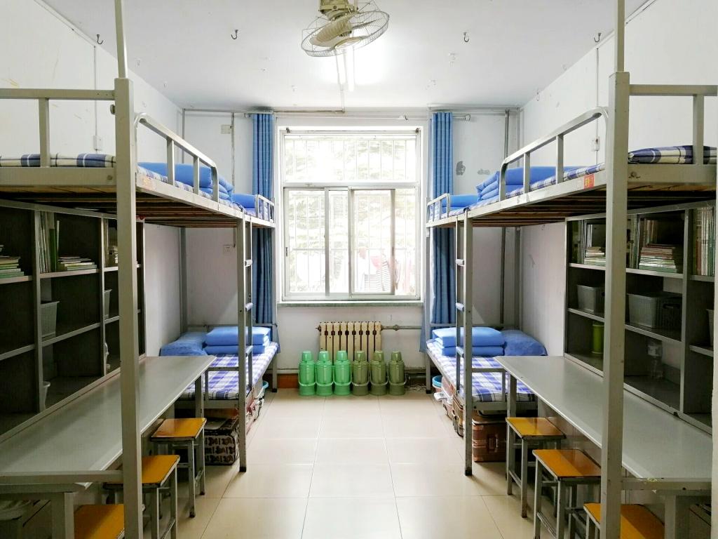 我院举行"百优文明,十佳学风宿舍"挂牌活动 -聊城大学东昌学院办公室
